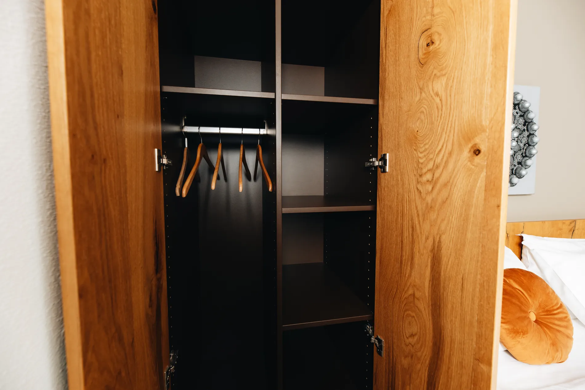 Sfeervolle standaardkamer met luxe boxspringbedden op de begane grond